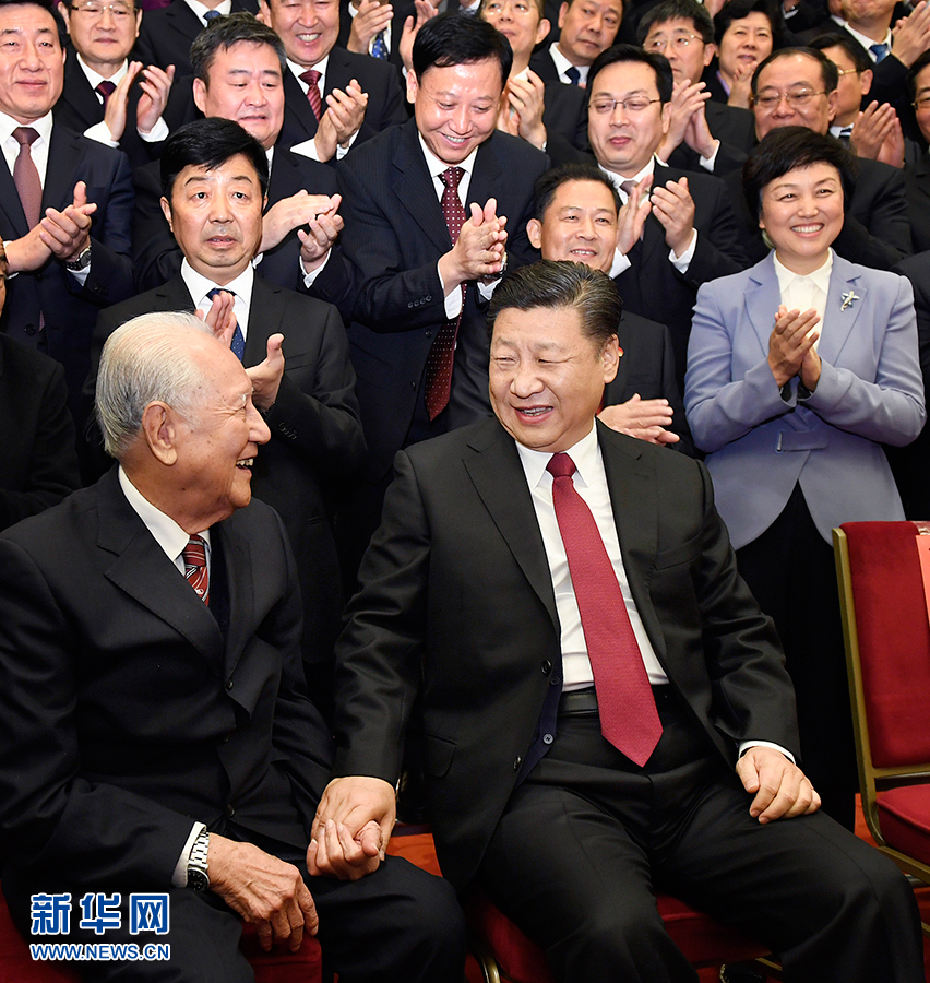 11月17日,全国精神文明建设表彰大会在北京人民大会堂举行。会前,习近平、王沪宁等会见与会代表。这是习近平邀请黄旭华、黄大发代表坐在自己身边合影。新华社记者 李学仁 摄 11月17日,全国精神文明建设表彰大会在北京人民大会堂举行。会前,习近平、王沪宁等会见与会代表。这是习近平邀请黄旭华、黄大发代表坐在自己身边合影。新华社记者 李学仁 摄